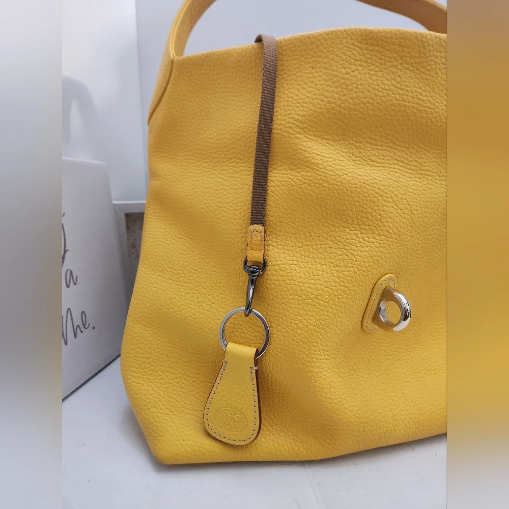 Dooney & Bourke Bag GUC Pebble Leather Logo Lock Hobo Shoulder Sac in yellow Lrg